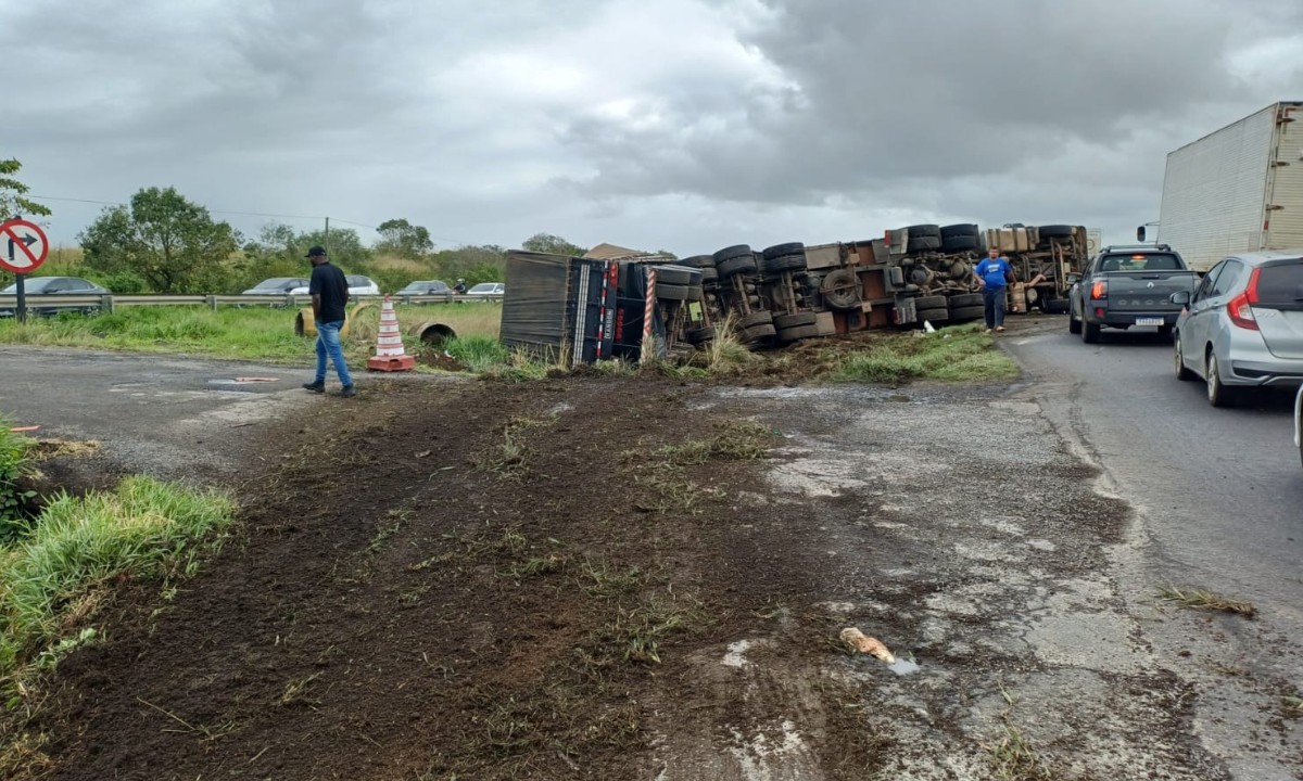 Dois acidentes com carretas causam congestionamentos em diferentes trechos da BR-324, na Bahia
