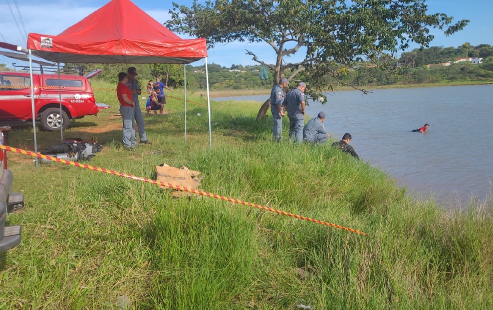 Corpo de Bombeiros faz buscas por homem que desapareceu na Lagoa da Quinta da Bela Olinda em Bauru — Foto: Divulgação/Defesa Civil