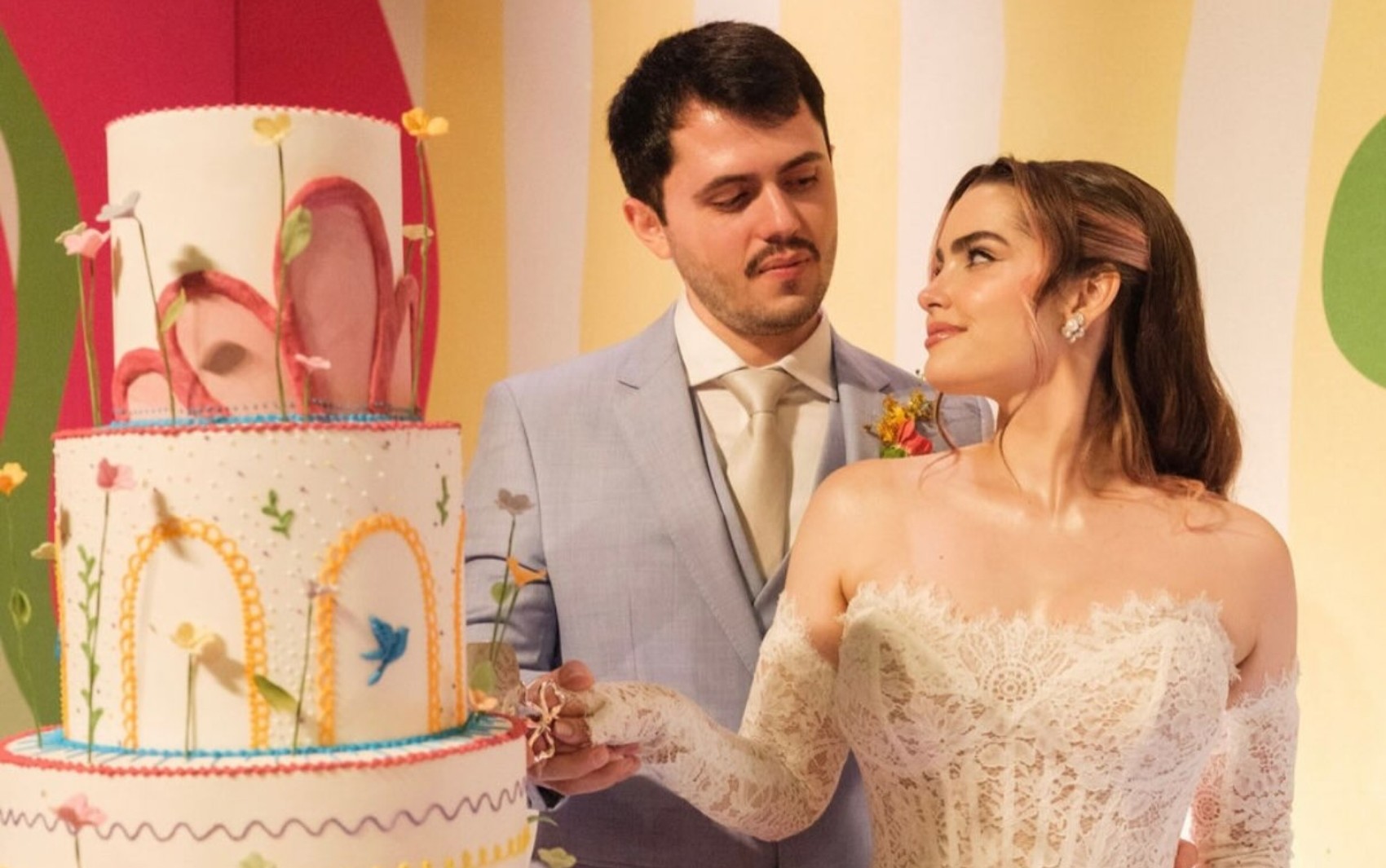 Casal transforma casamento em explosão de cores em Goiás