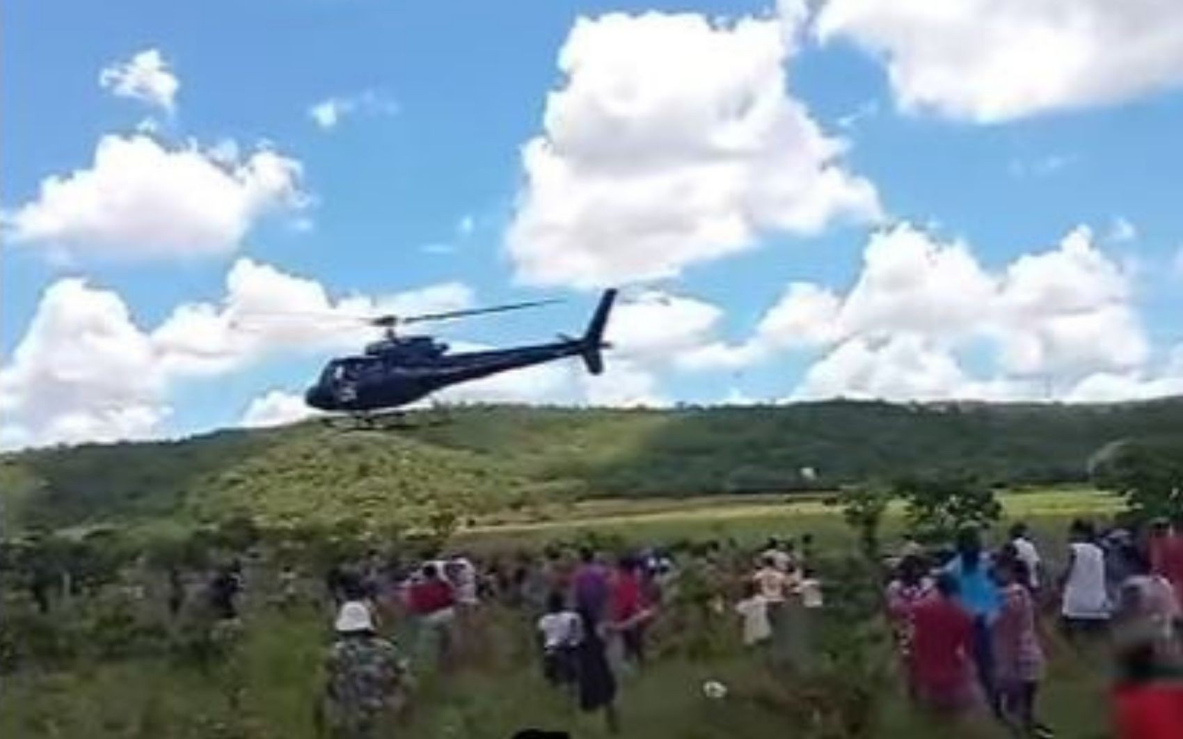 Helicóptero de frigorífico joga carne para moradores em Aparecida de Goiânia; vídeo