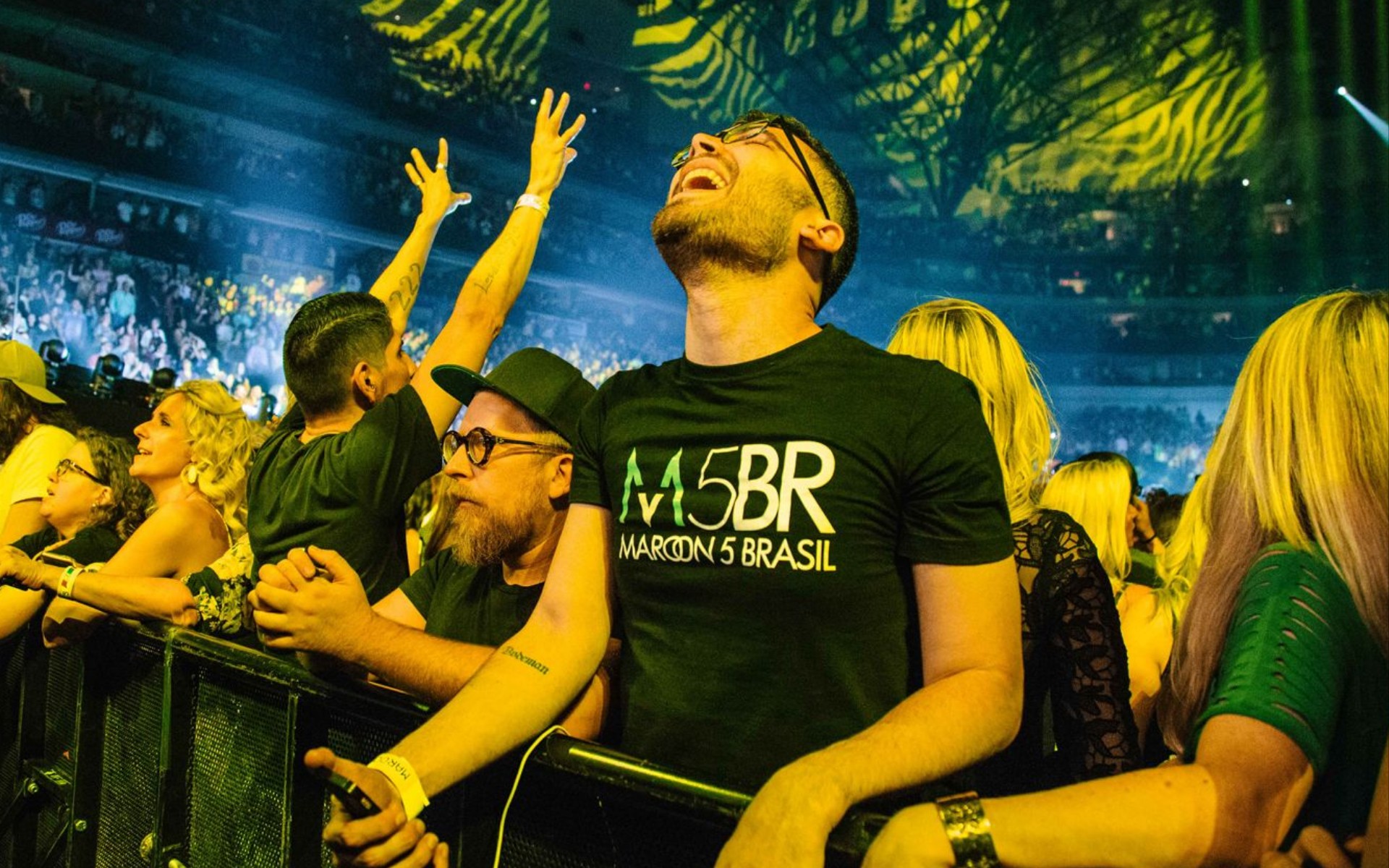 Fã que assistiu a 70 shows de Maroon 5 viaja dos EUA ao Brasil para estreia da turnê: 'São únicos'