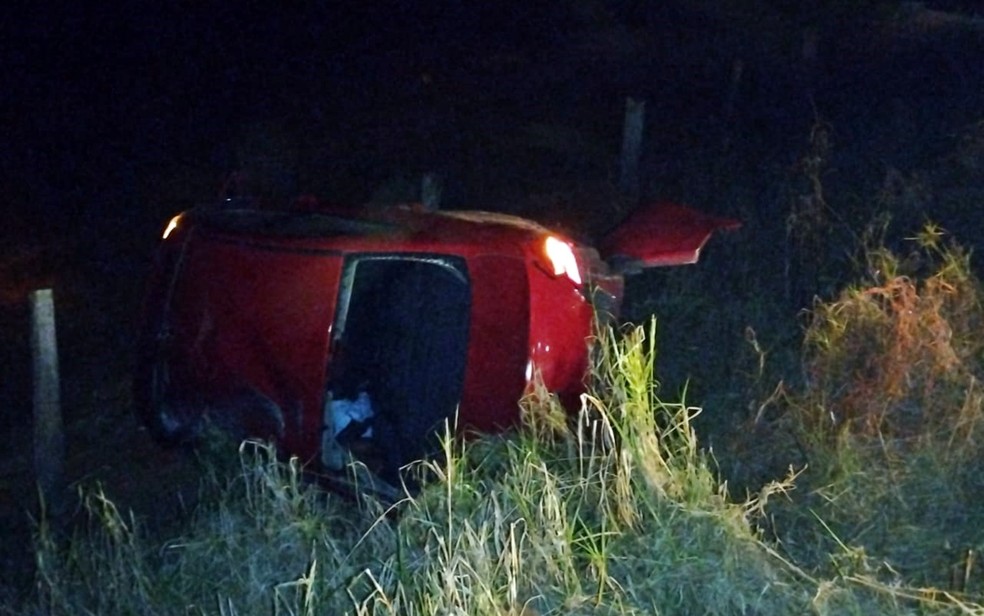 Motorista de carreta perde controle ao passar em buraco na MG-167 e bate em três carros; uma pessoa morreu — Foto: Corpo de Bombeiros