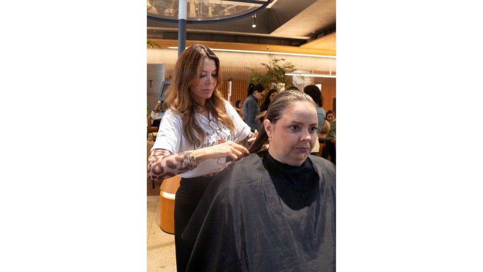 As mechas arrecadadas são transformadas em perucas para pacientes em tratamento oncológico — Foto: Crédito: Acipi