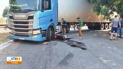 Acidente de trânsito envolvendo moto e caminhão deixa mulher ferida