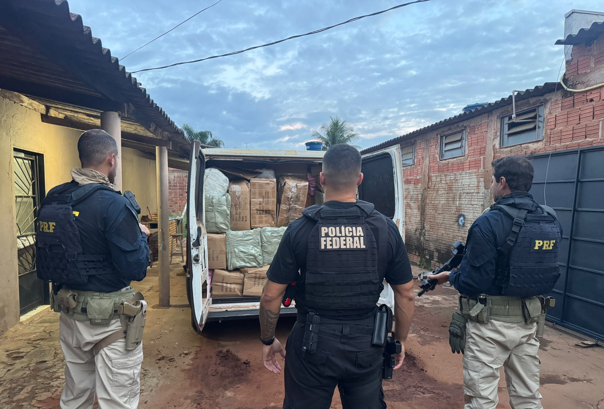 PF prende chefes de quadrilha suspeita de movimentar quase R$ 500 milhões em contrabando de cigarros em MS
