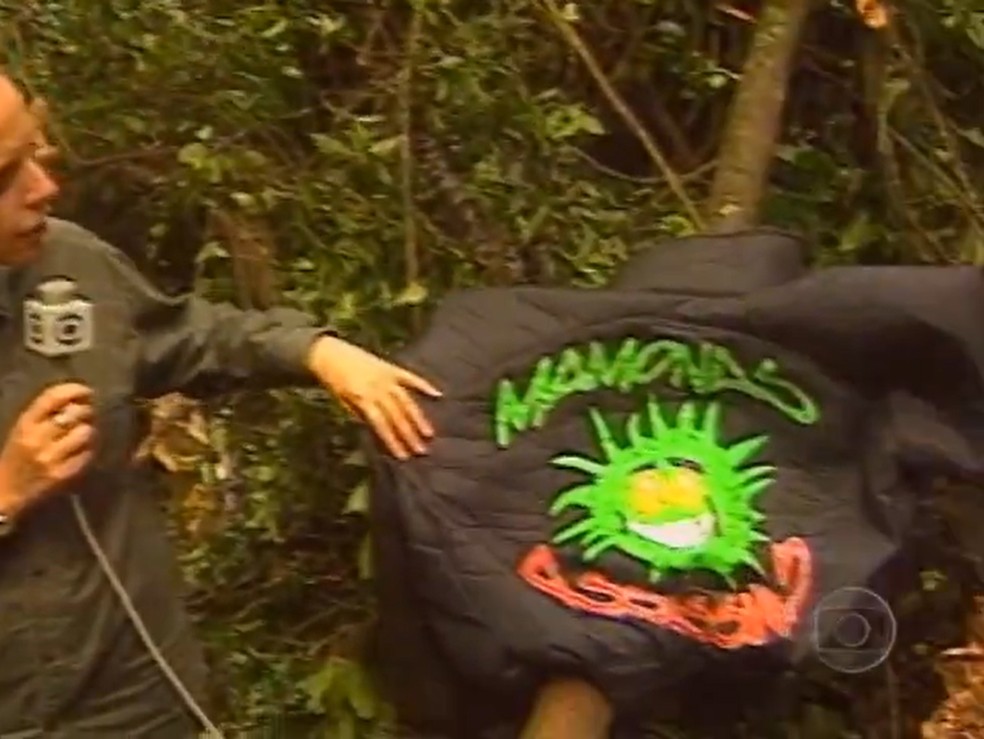 Imagem de jaqueta encontrada no local do acidente — Foto: Reprodução TV Globo