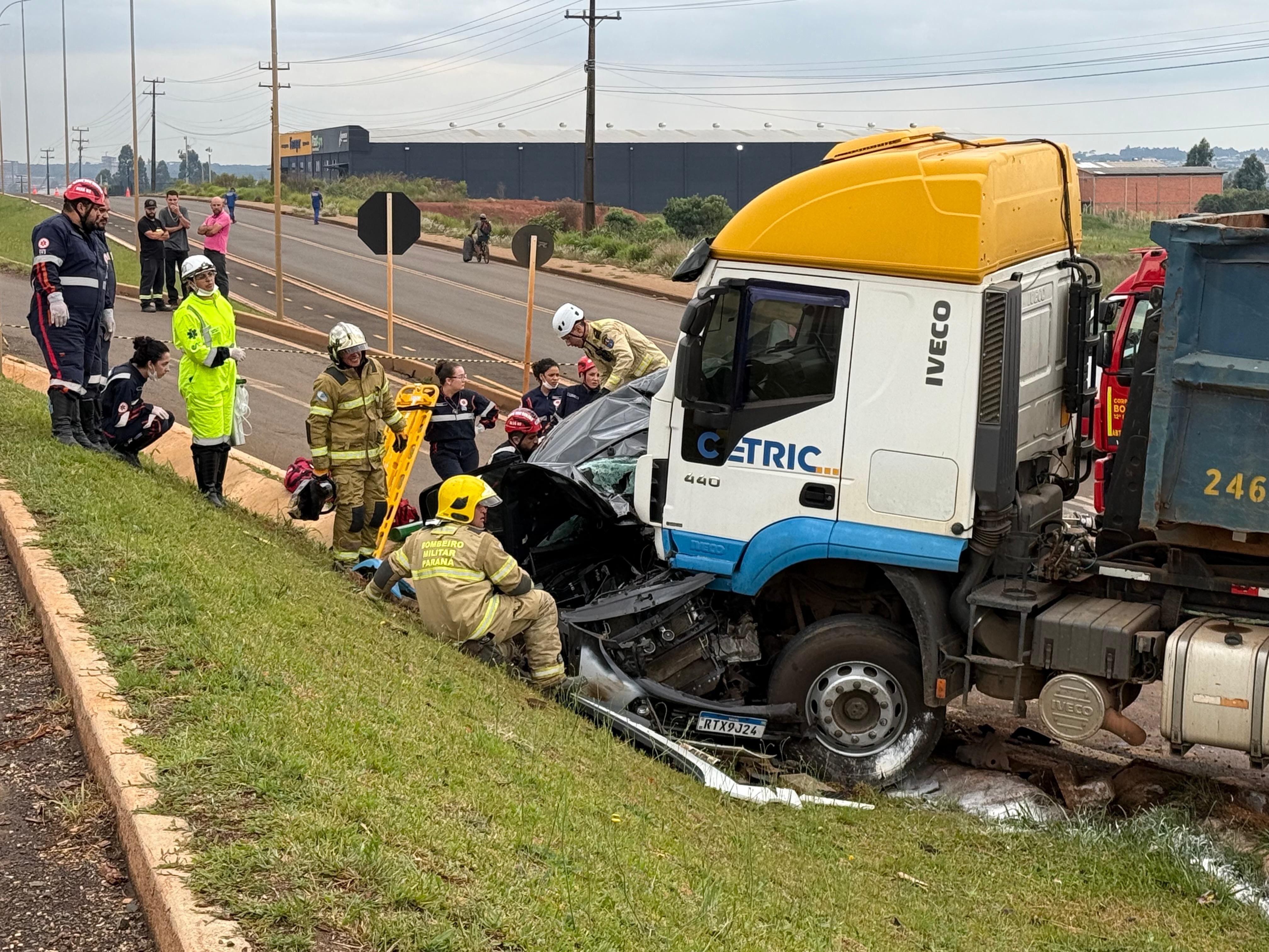 Ex-vereador morre, e esposa e filhos ficam feridos em batida entre caminhonete e caminhão no Paraná