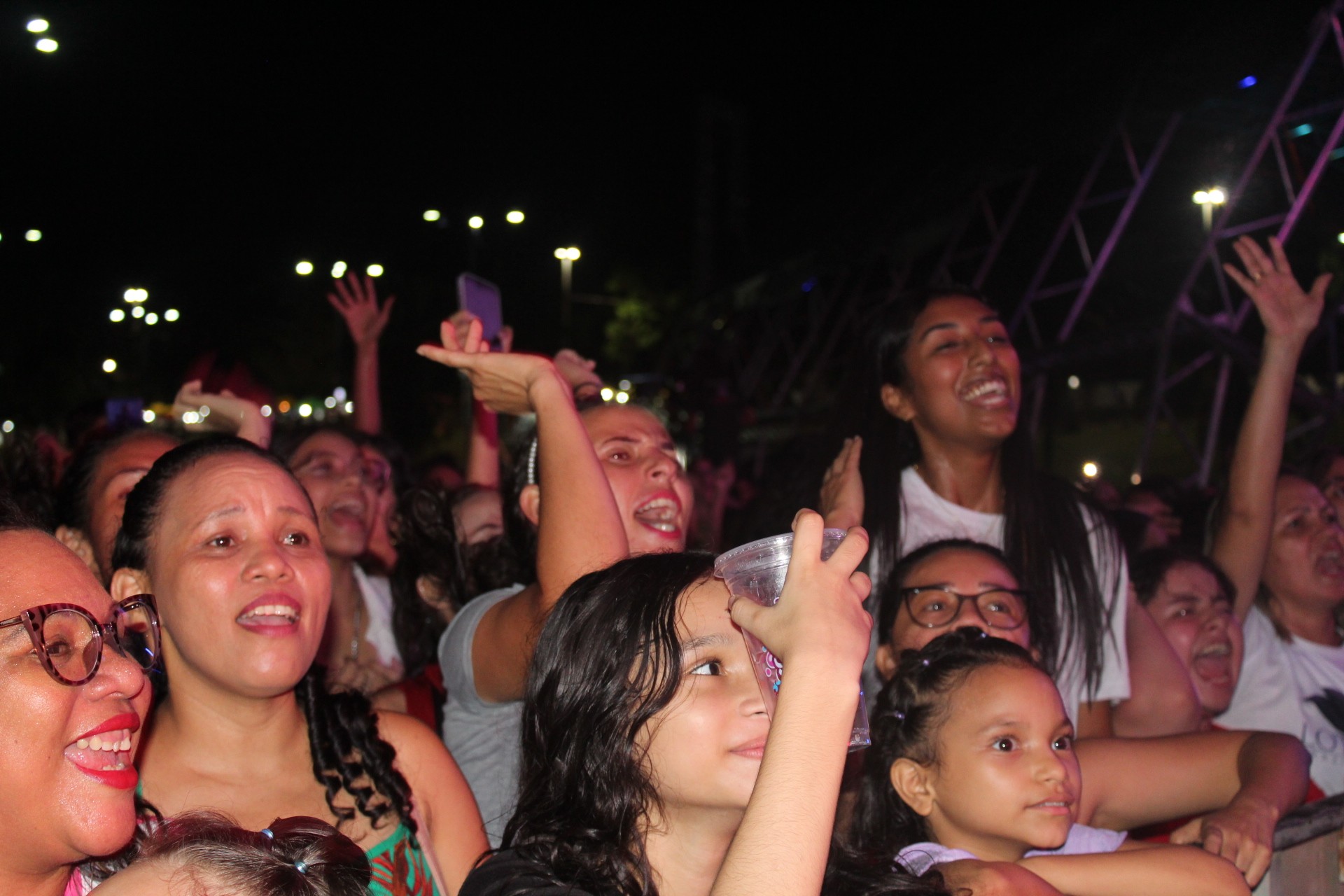 Diante do Trono reúne multidão de fiéis na Praça Jacy Barata Jucá, em ...