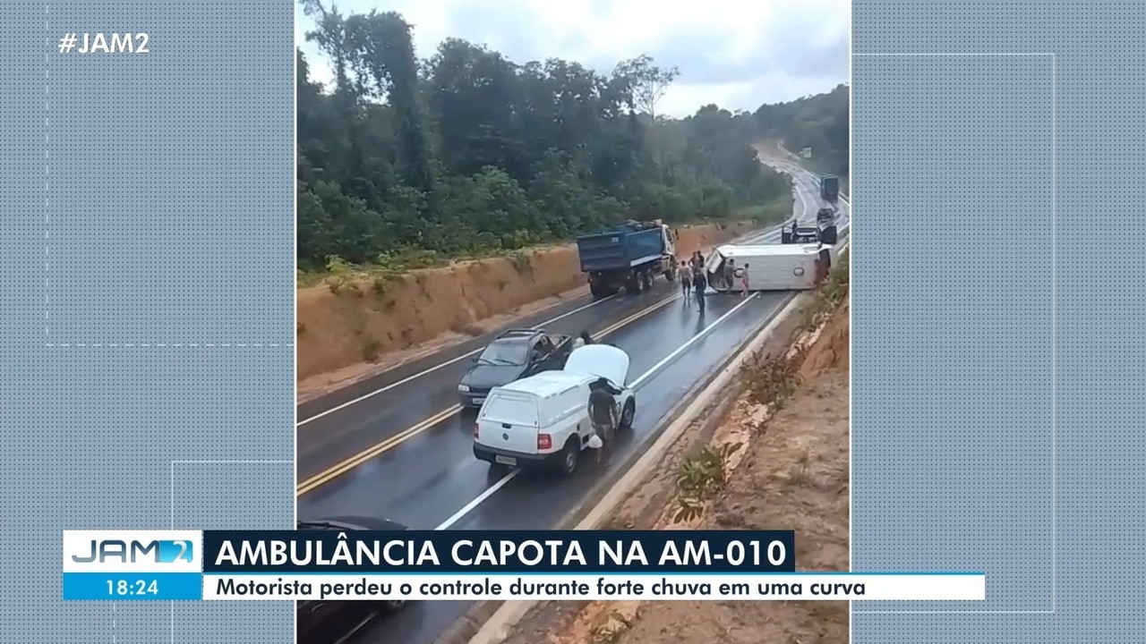 Ambulância com 5 pessoas capota em curva da AM-010 durante forte chuva