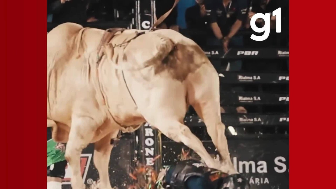 CampeÃ£o de montaria de MT quebra clavÃ­cula ao cair de touro e ser pisoteado por animal em competiÃ§Ã£o; vÃ­deo