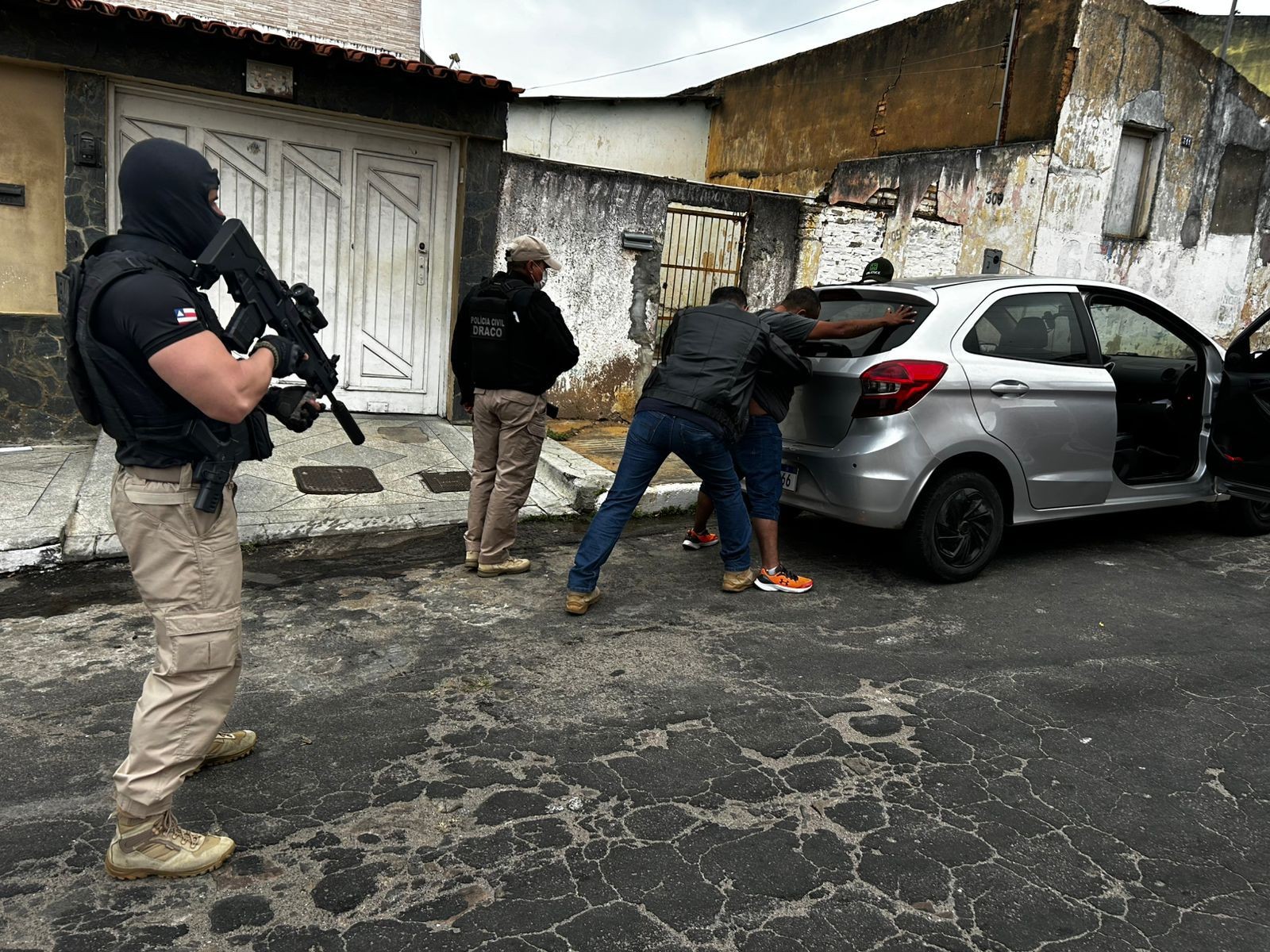 Dois homens são presos na Bahia suspeitos de integrar grupo criminoso com ligação a facção do Rio de Janeiro 