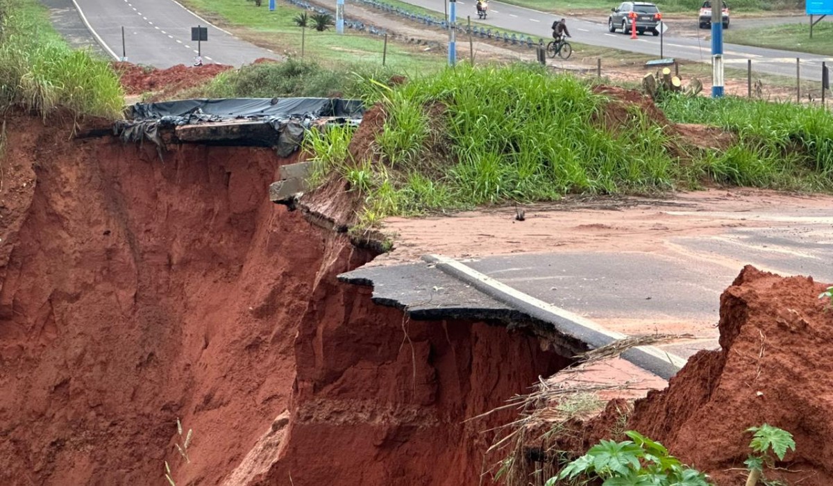 Cratera aberta há mais de cinco meses aumenta com chuva e ameaça ciclovia em Osvaldo Cruz