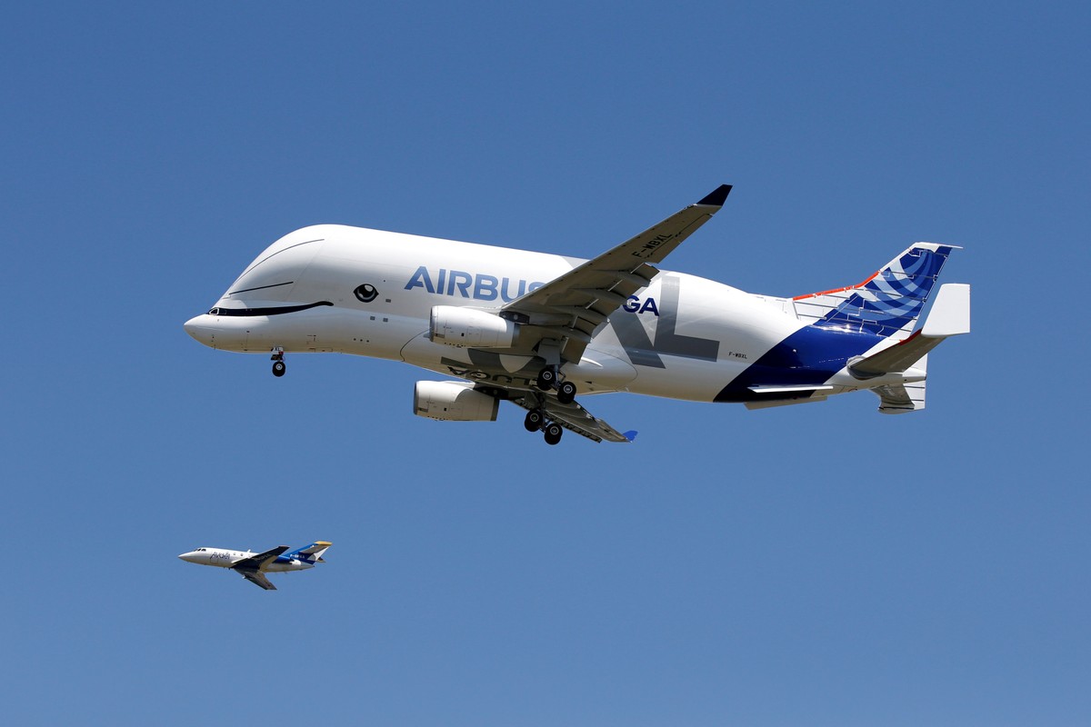 Novo avião gigante da Airbus, Beluga XL faz primeiro voo na França