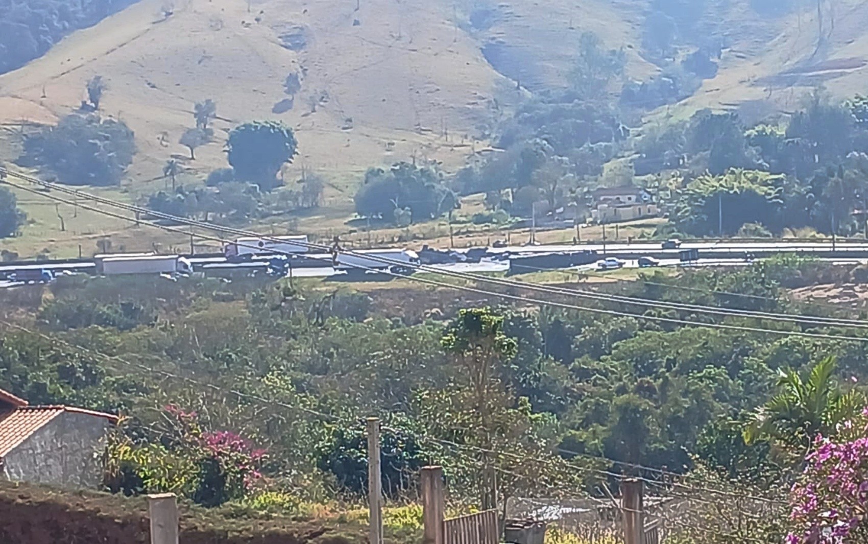 Caminhão tomba e provoca congestionamento na Rodovia Fernão Dias em Camanducaia, MG