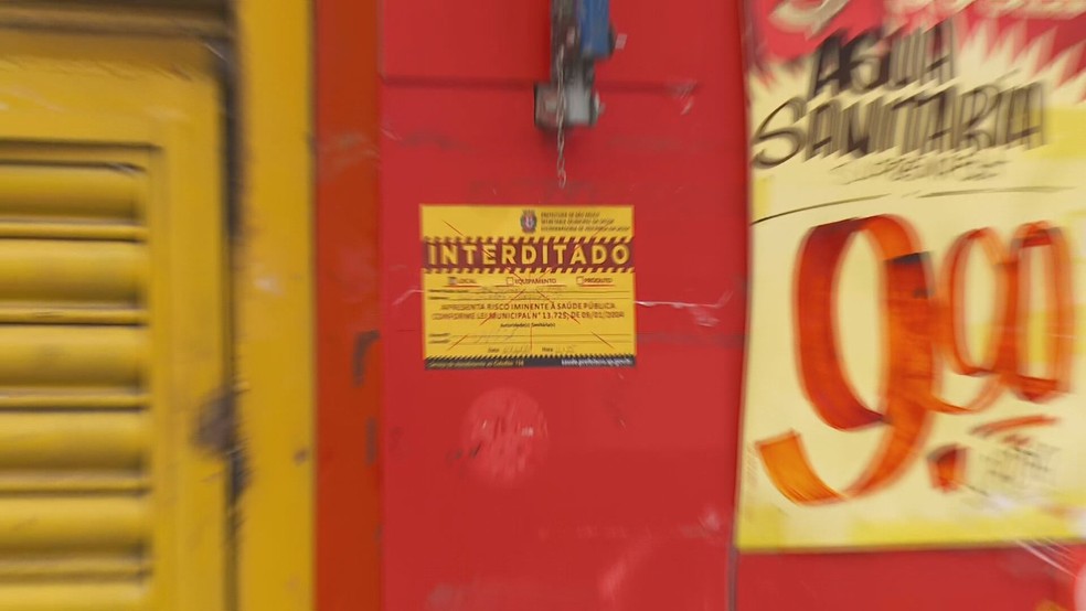 A Vigilância em Saúde interditou de forma cautelar dois depósitos da mesma distribuidora na Bela Vista: o BBR Supermercado e o BB Belbilar Bbidas. — Foto: Reprodução/TV Globo