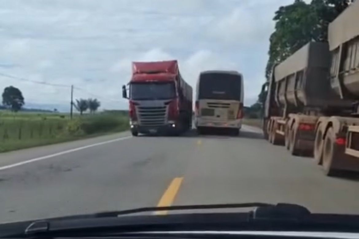 Motorista municipal é afastado após ser flagrado transportando pacientes em alta velocidade na BR-364 em RO
