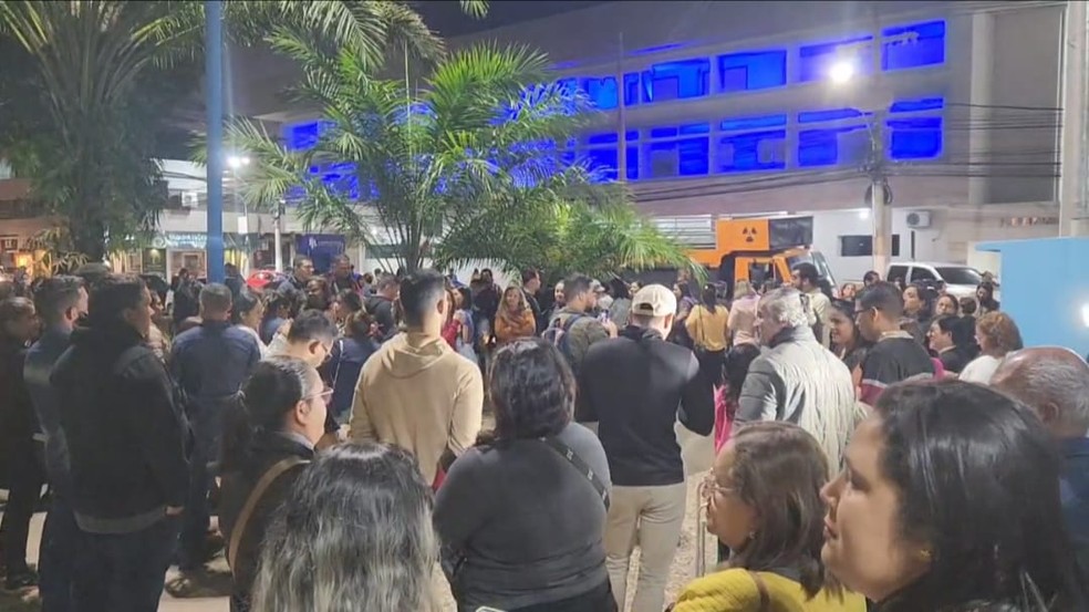 Protesto ocorre em frente à prefeitura nesta quinta-feira (29) — Foto: Reprodução