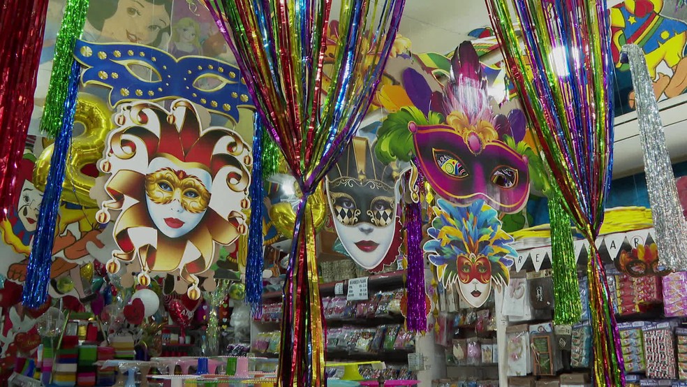 Comércio com adereços para o carnaval — Foto: Reprodução/TV Globo