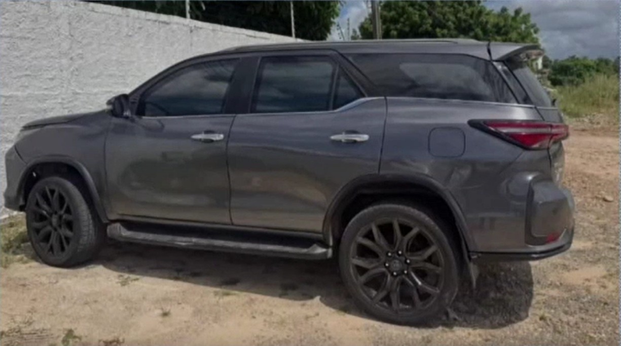 Motorista bêbado joga carro contra policiais, foge e é preso após perseguição