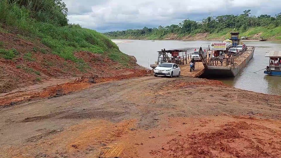 Sem ligação terrestre, deslocamento entre os dois municípios é feito através de balsas, e tempo de espera costuma ser alto — Foto: Reprodução/Rede Amazônica Acre