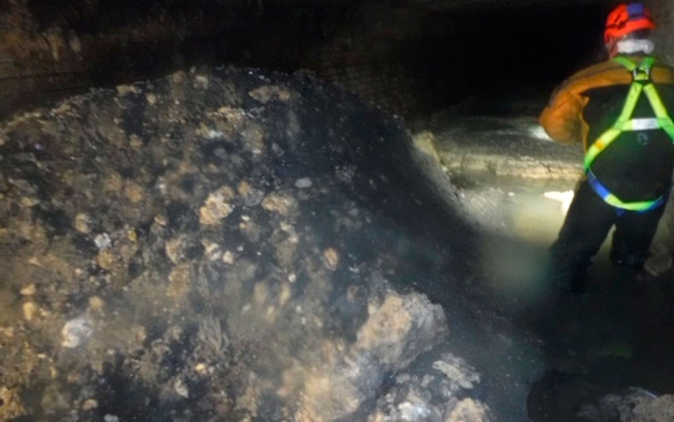 Massa de gordura entupiu rede de esgoto em Sidmouth — Foto: South West Water via AP