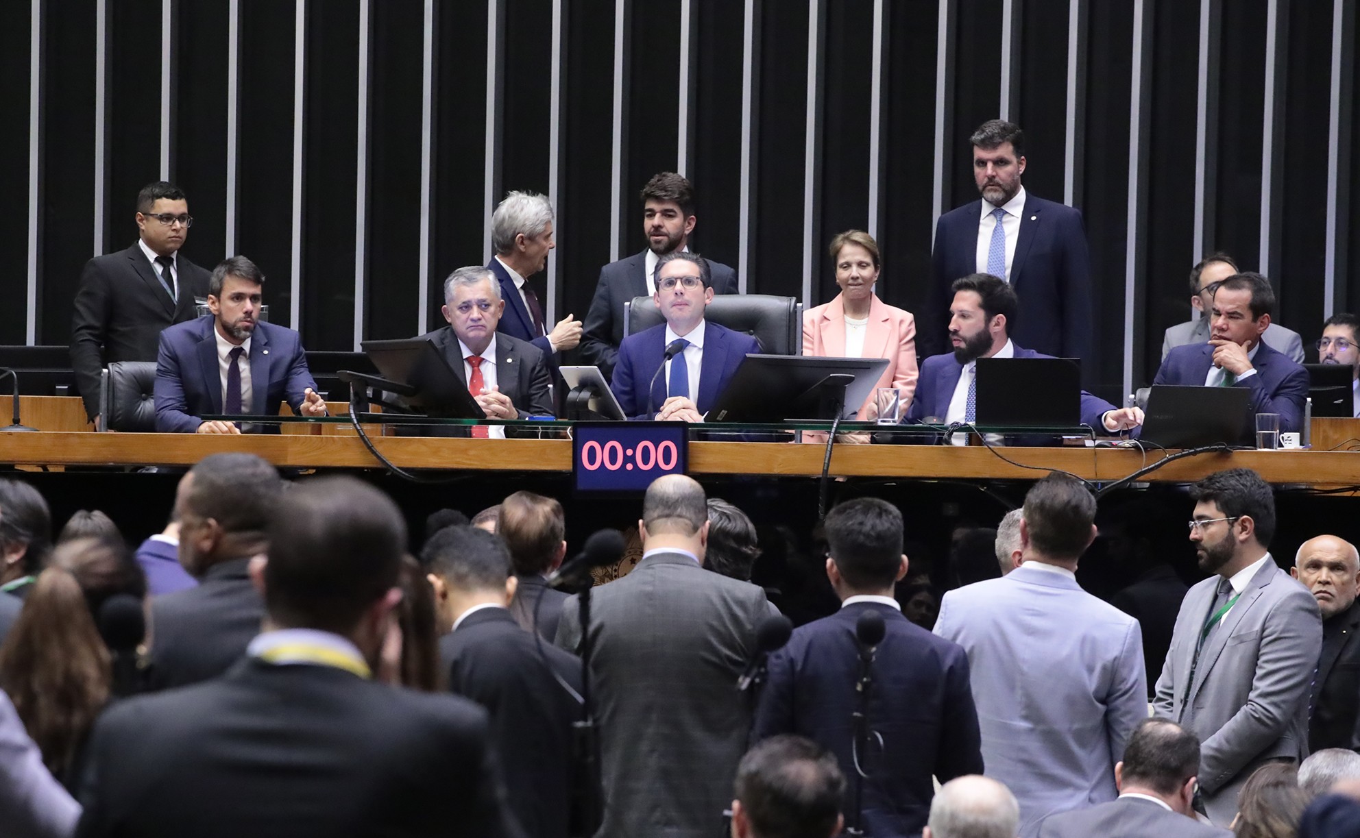 CCJ deve analisar projetos que endurecem regras para crimes contra crianças nas redes nesta quarta