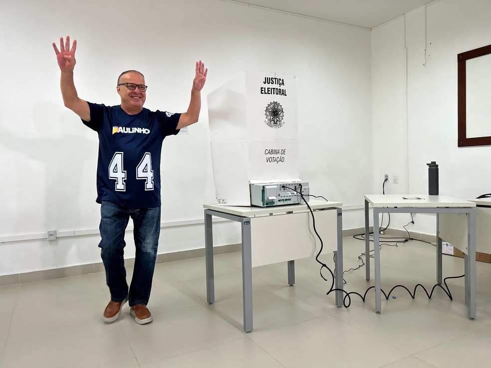 Paulinho Freire (União), candidato a prefeito de Natal, votou na UNI-RN — Foto: Lucas Cortez/Inter TV