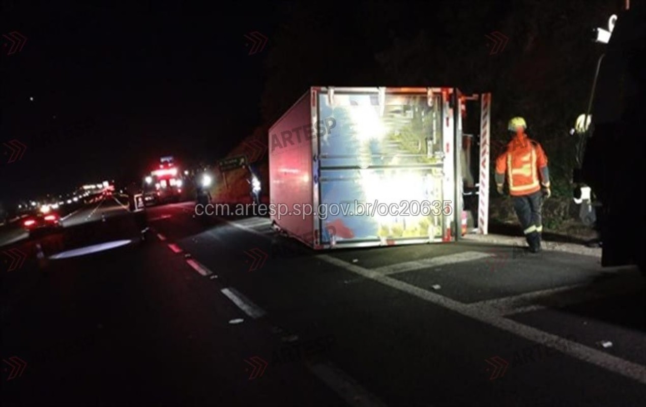 Caminhão carregado com 4 toneladas de morango tomba depois de pneu estourar na SP-280 em Quadra