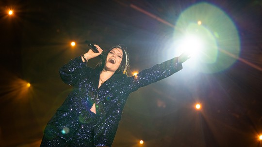 Jessie J faz show acústico com potência vocal no The Town, após se recuperar de câncer  - Em apresentação intimista, hits como ‘Price tag’ e ‘Bang Bang’ foram cantados em versões com algo de jazz, mas parte da plateia preferiu bater papo e tirar selfies perto do palco.
