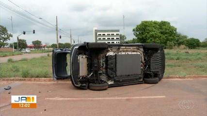 Carro avança sinal vermelho e colide com outro veículo em Palmas
