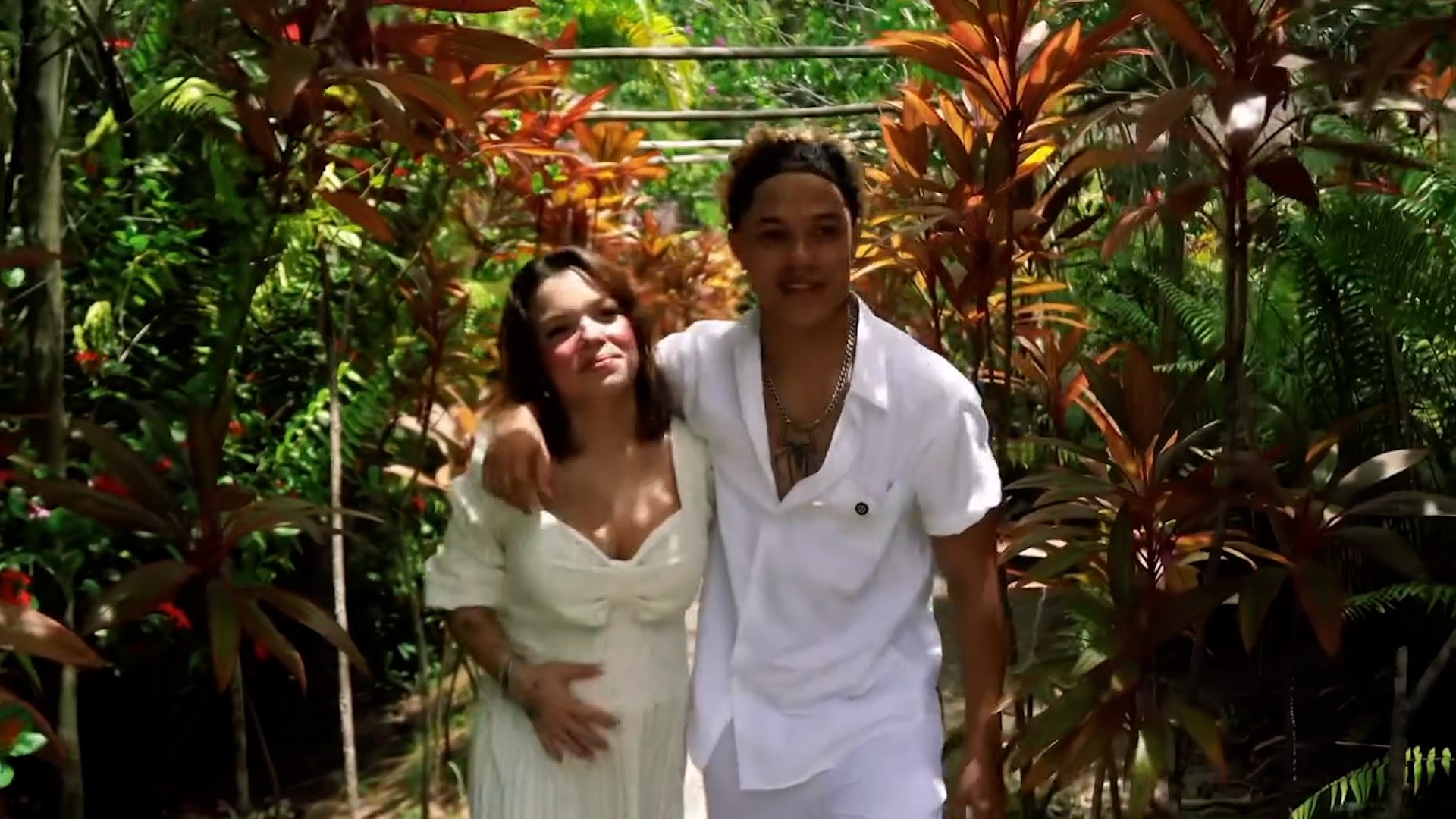 Kamylinha, da 'turma do Hytalo Santos', anuncia que está grávida; VÍDEO