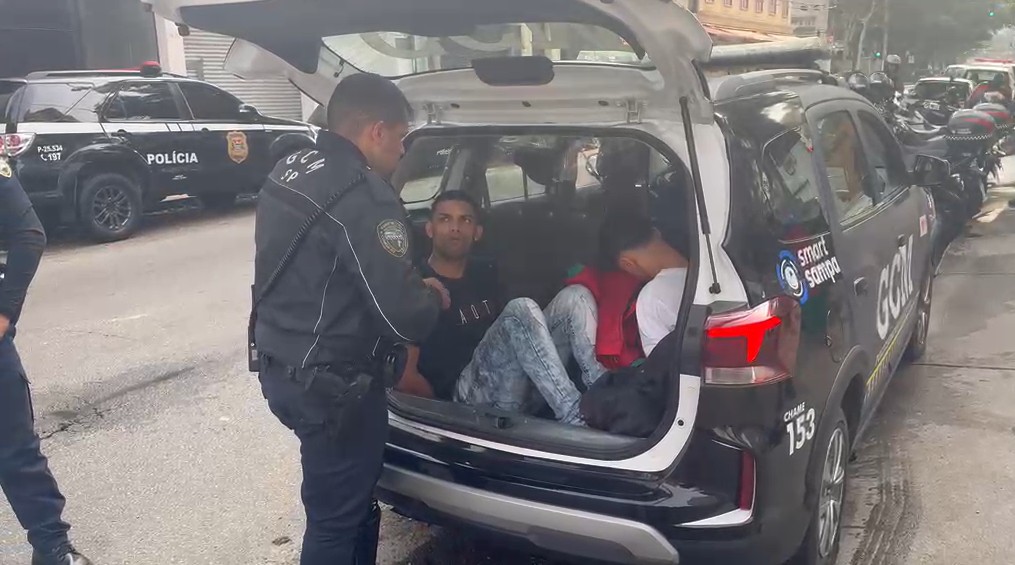 GCM prende dois suspeitos de integrar quadrilha de roubo de celulares com moto na Avenida Paulista
