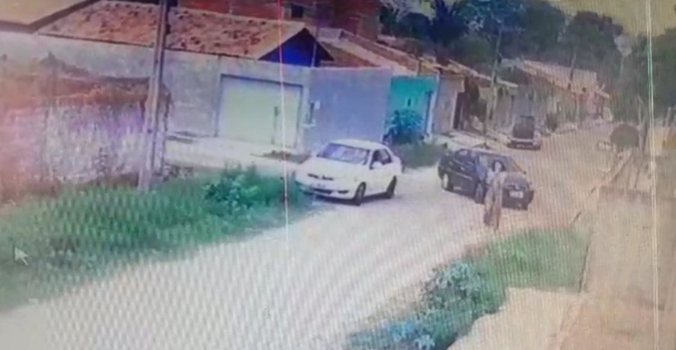 Os assaltantes seguiram a mulher até a rua de sua casa. — Foto: Câmera de segurança