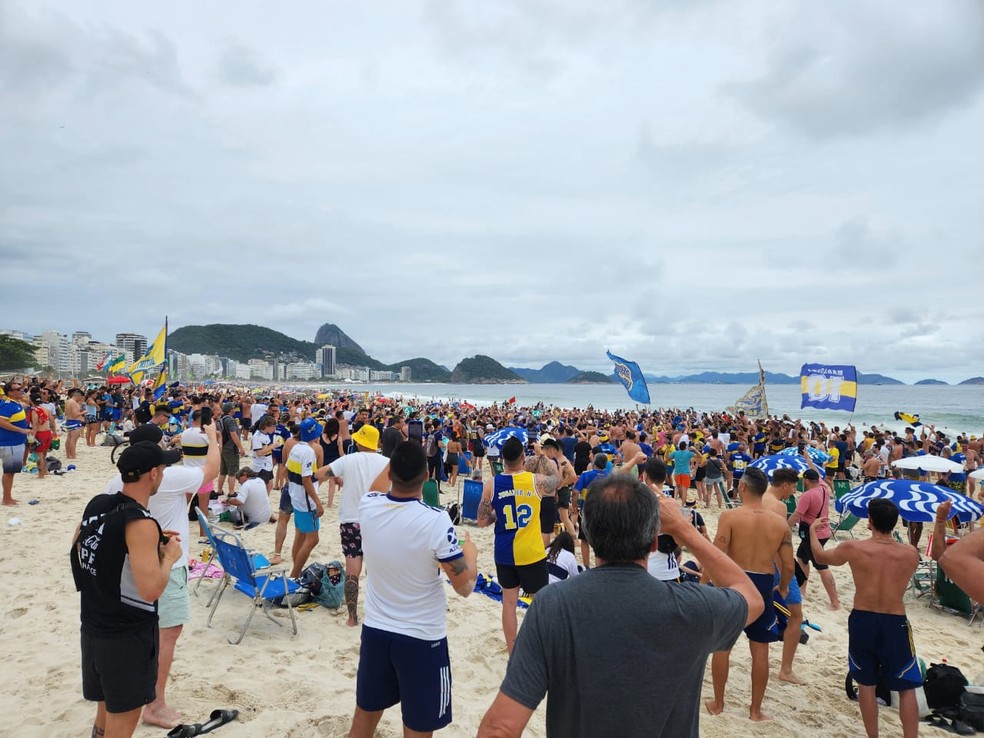Argentinos festejam em Copacabana — Foto: Raoni Alves/g1