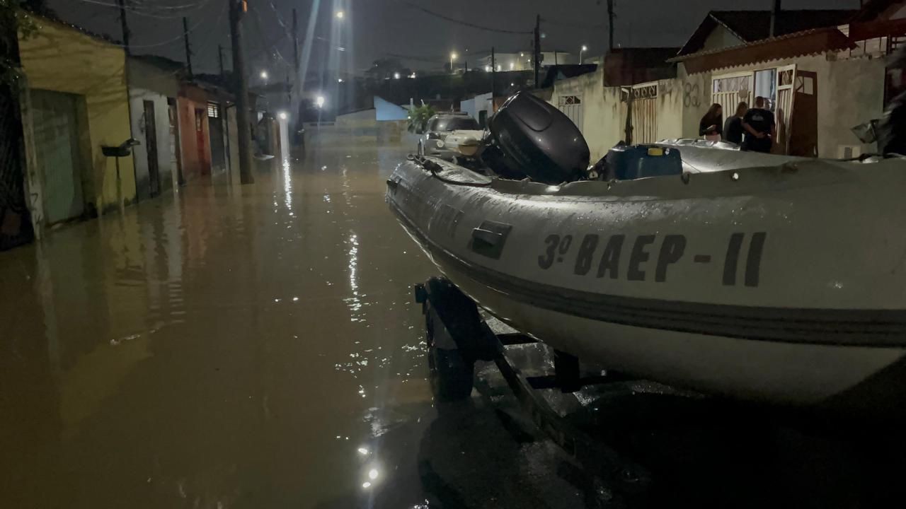 Vale e região registram quedas de árvores, alagamentos e dezenas de desabrigados após chuva intensa