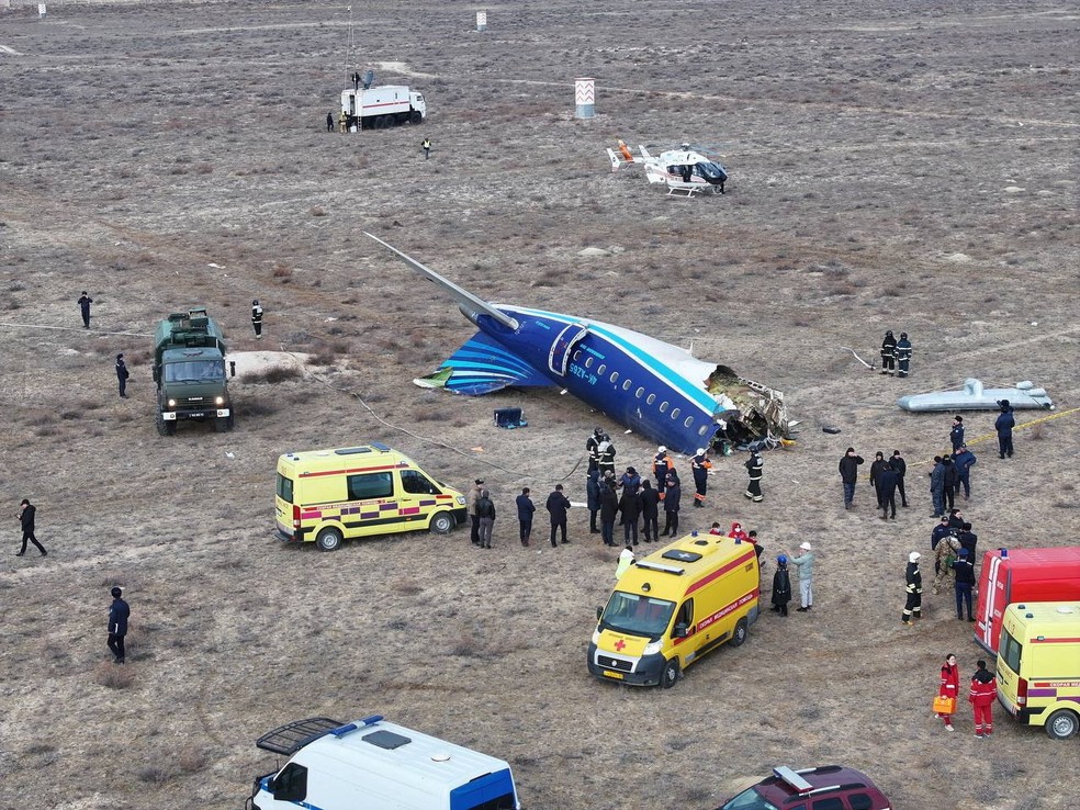 Avião fabricado pela Embraer cai no Cazaquistão — Foto: Azamat Sarsenbayev/Reuters