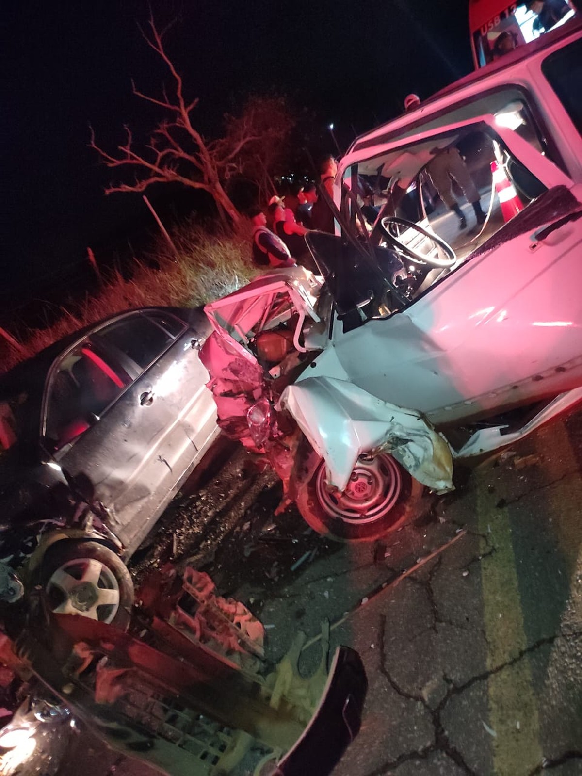 Batida Frontal Entre Dois Carros Deixa Cinco Pessoas Feridas Em Santana Do Paraíso Vales De 