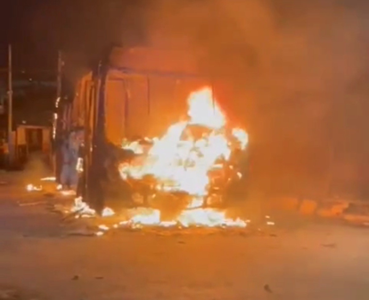 Ônibus e carro são alvos de ataques criminosos em bairros de Natal