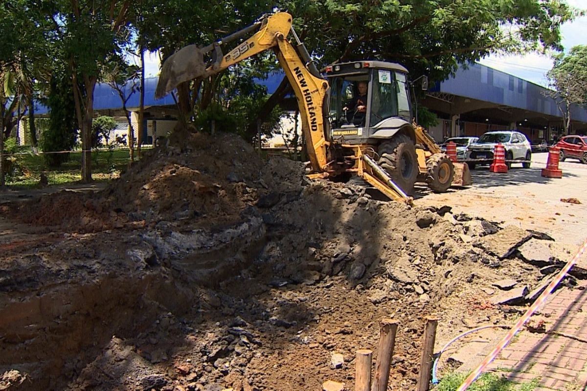 Obra em frente à Rodoviária Nova de Taubaté vai substituir estrutura de drenagem que apresentou falha; entenda