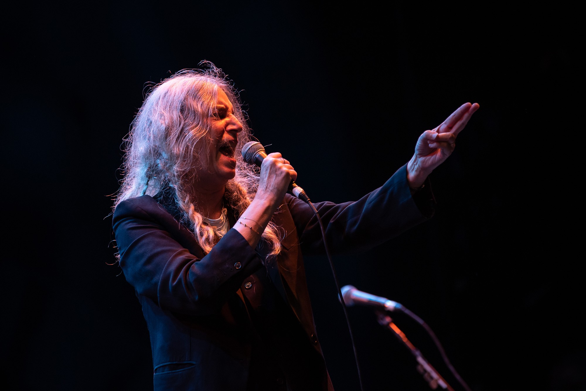 Patti Smith desmaia em show em São Paulo e deixa palco em cadeira de rodas