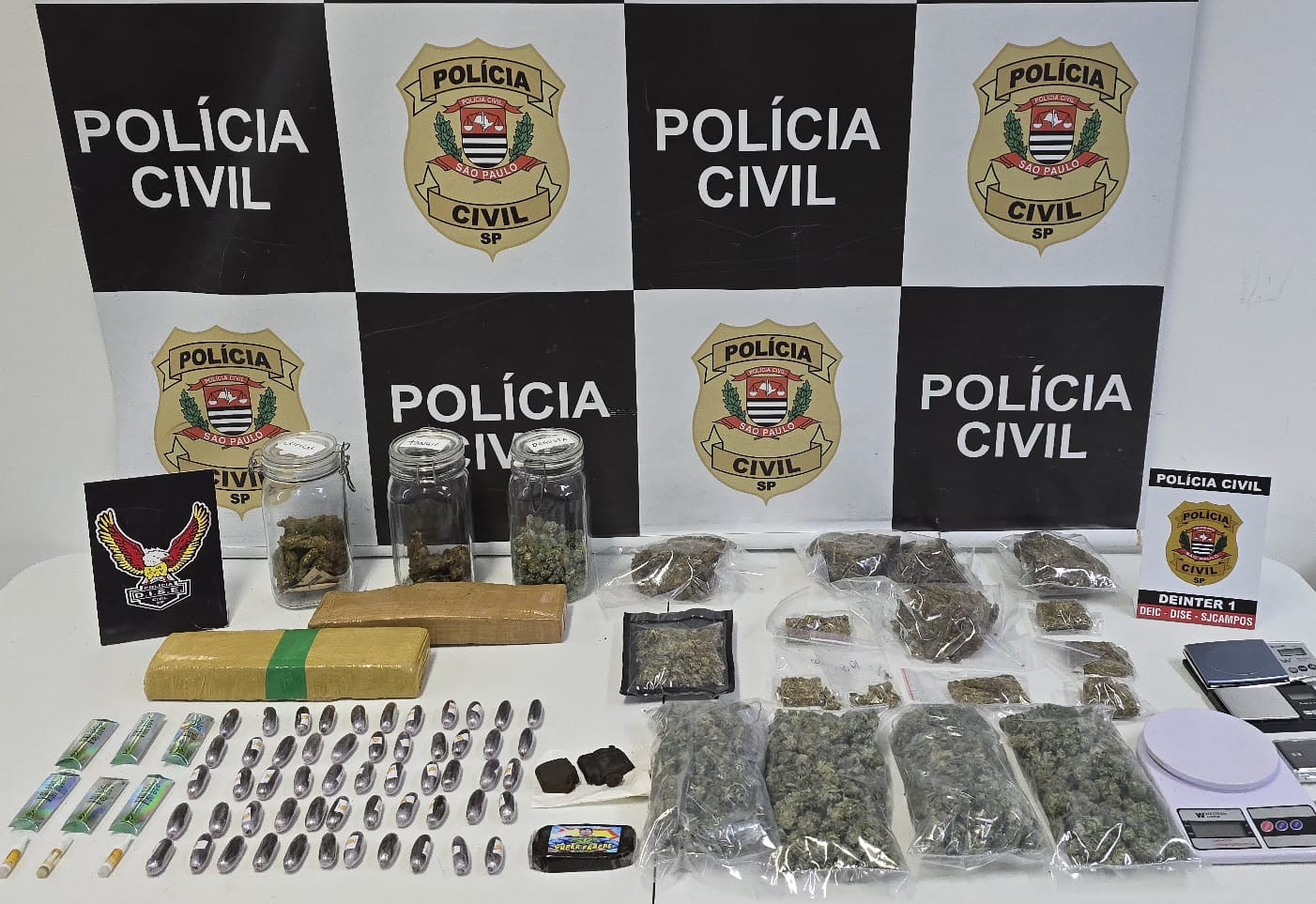 Polícia prende irmãos acusados de venderem drogas pela internet na Zona Sul de São José dos Campos, SP