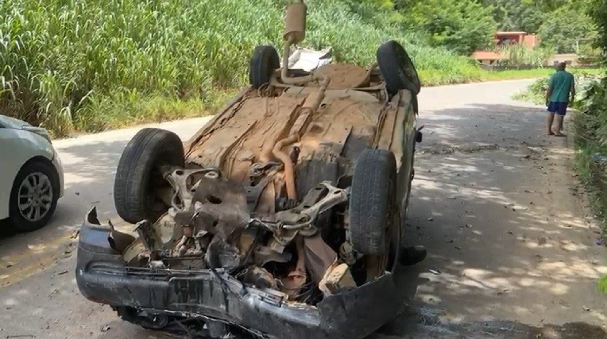 Motorista atropela motociclista, capota carro e foge sem prestar socorro na BR-356, em Muriaé