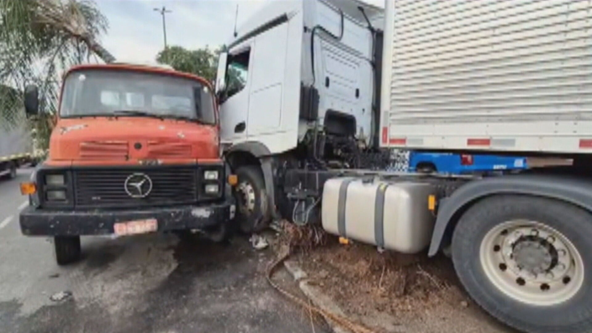 Caminhoneiro é baleado em tentativa de assalto e consegue dirigir por 10 km até bater na Ceasa