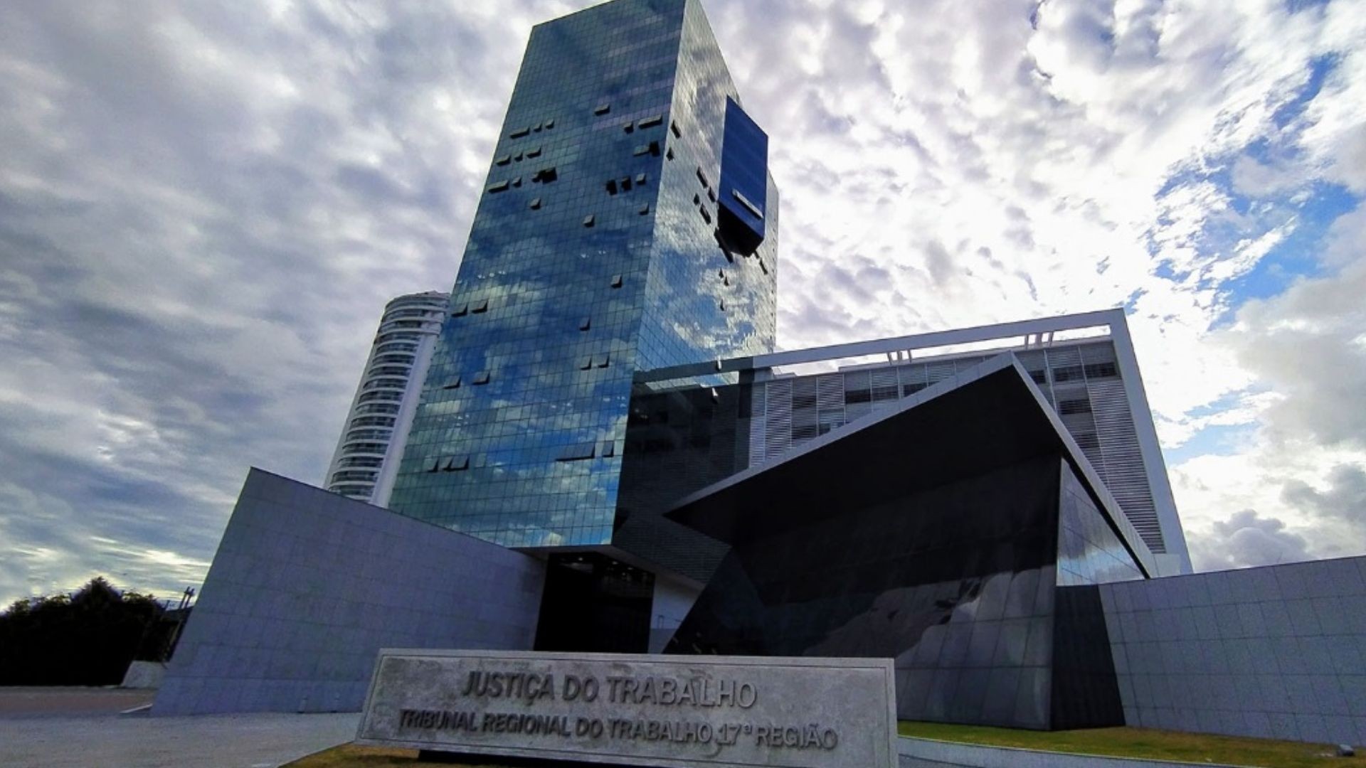 Técnico de enfermagem ganha na Justiça redução da jornada sem corte de salário para cuidar do pai com câncer