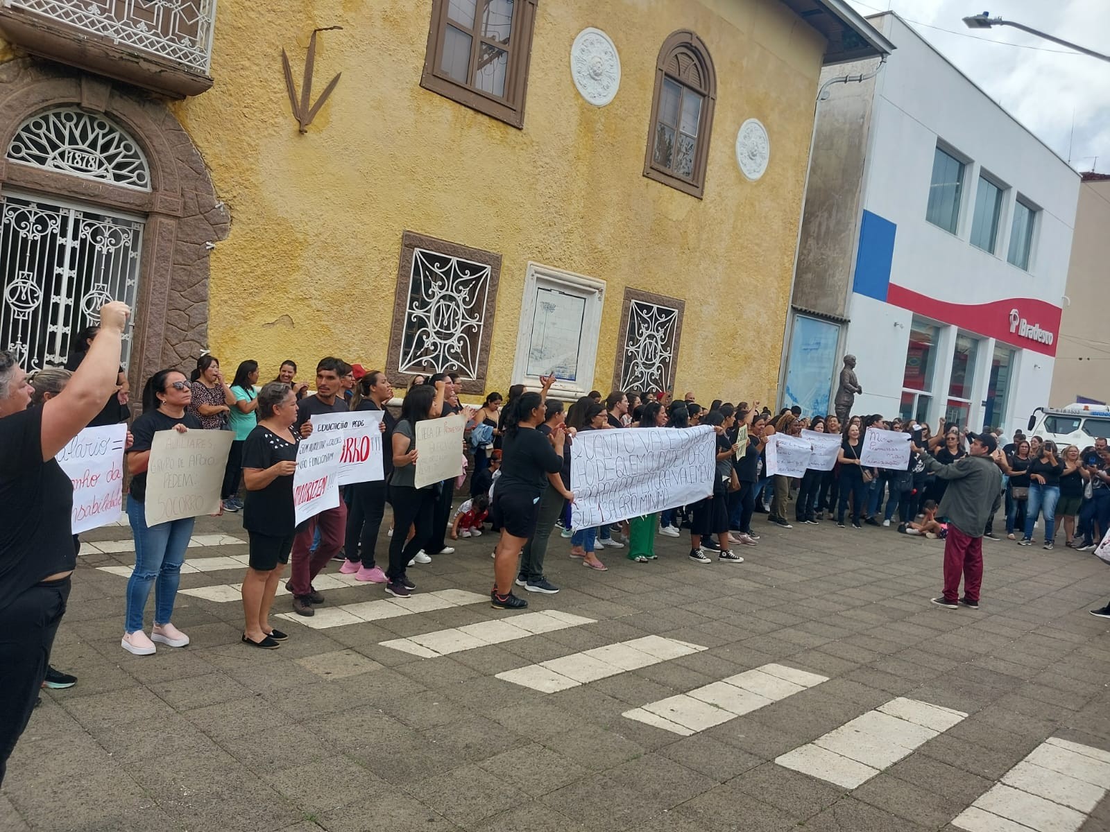 Auxiliares de educação protestam por melhores condições de trabalho em Itapetininga 