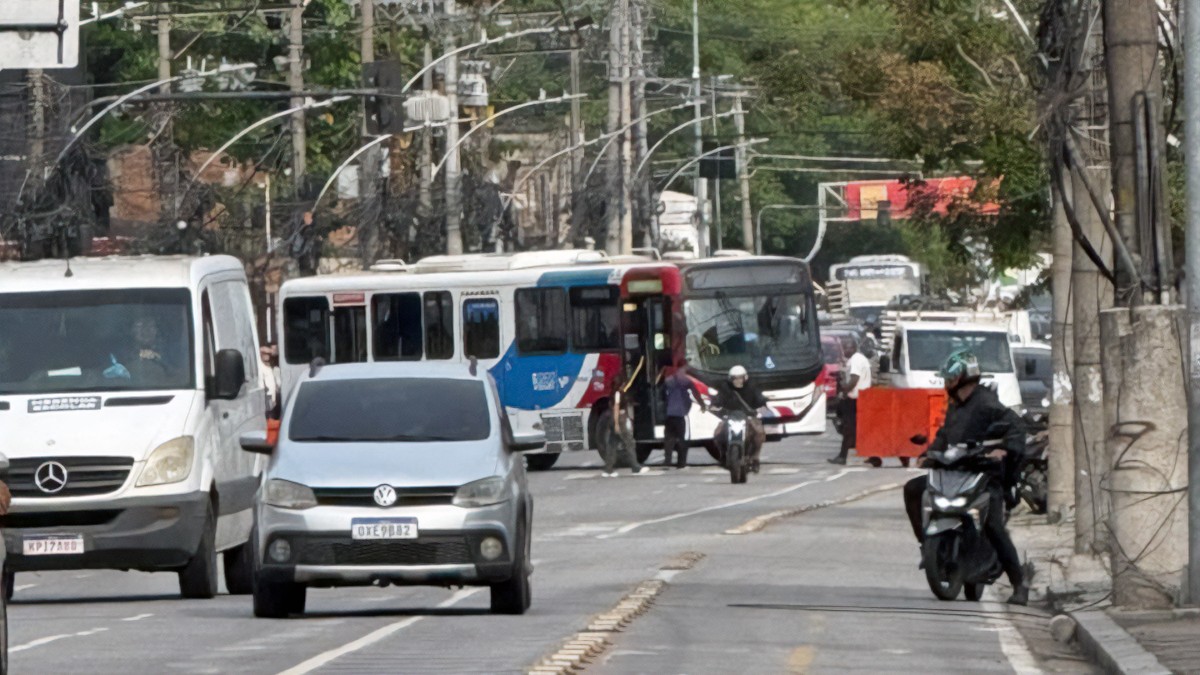 Dois ônibus são tomados como barricadas na Zona Norte do Rio