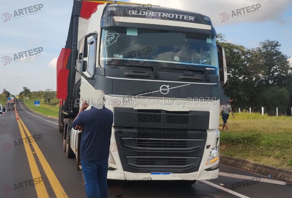 Engavetamento envolvendo caminhão e dois carros deixa feridos em rodovia de Martinópolis (SP) — Foto: Reprodução/Artesp