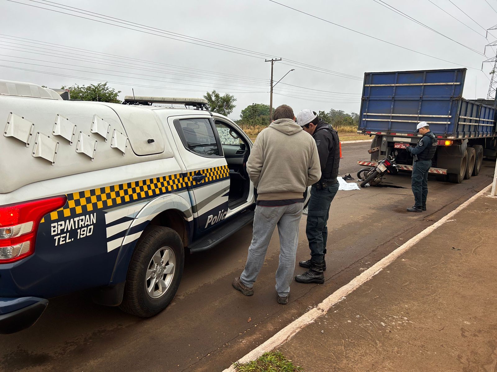 Motociclista morre ao colidir em traseira de carreta estacionada, em Campo Grande