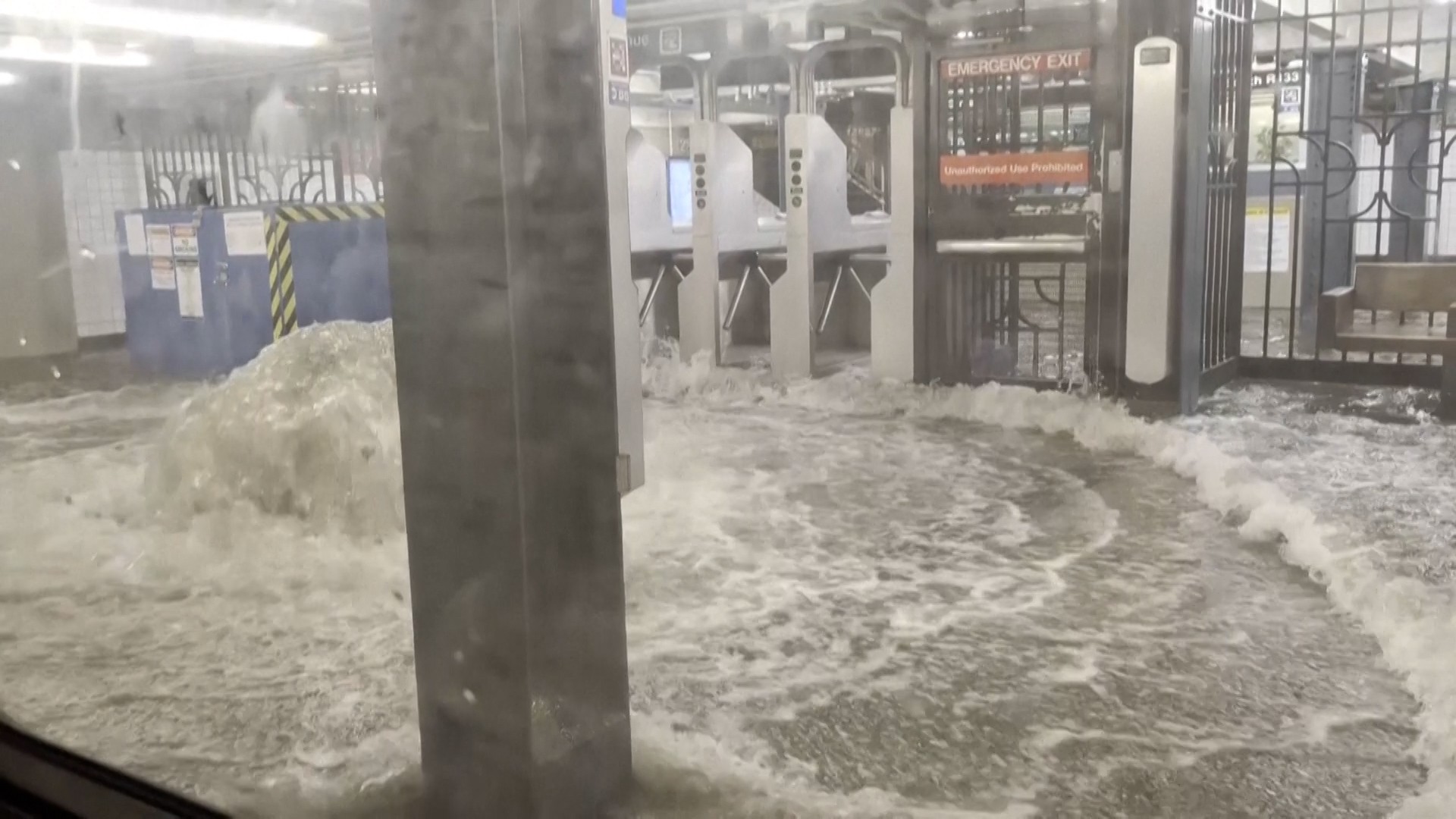 Chuva intensa inunda metrô de Nova York e assusta passageiros; VÍDEO