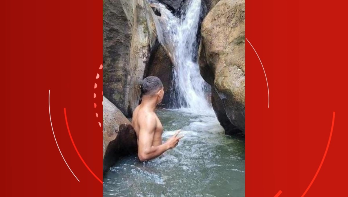 Jovem morre após escorregar enquanto fazia fotos em cachoeira de MG